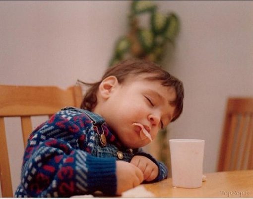 چرا کودکان حین غذا خوردن به خواب می روند؟