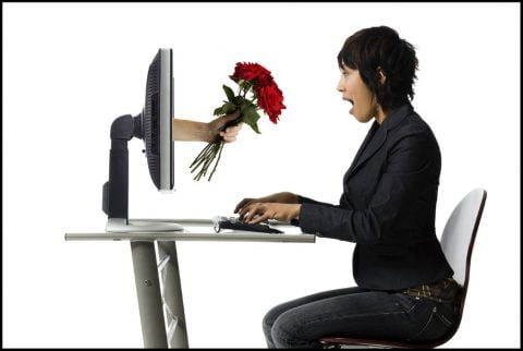 اشتباه جبران‌ناپذیر زن‌ها در روابط آنلاین